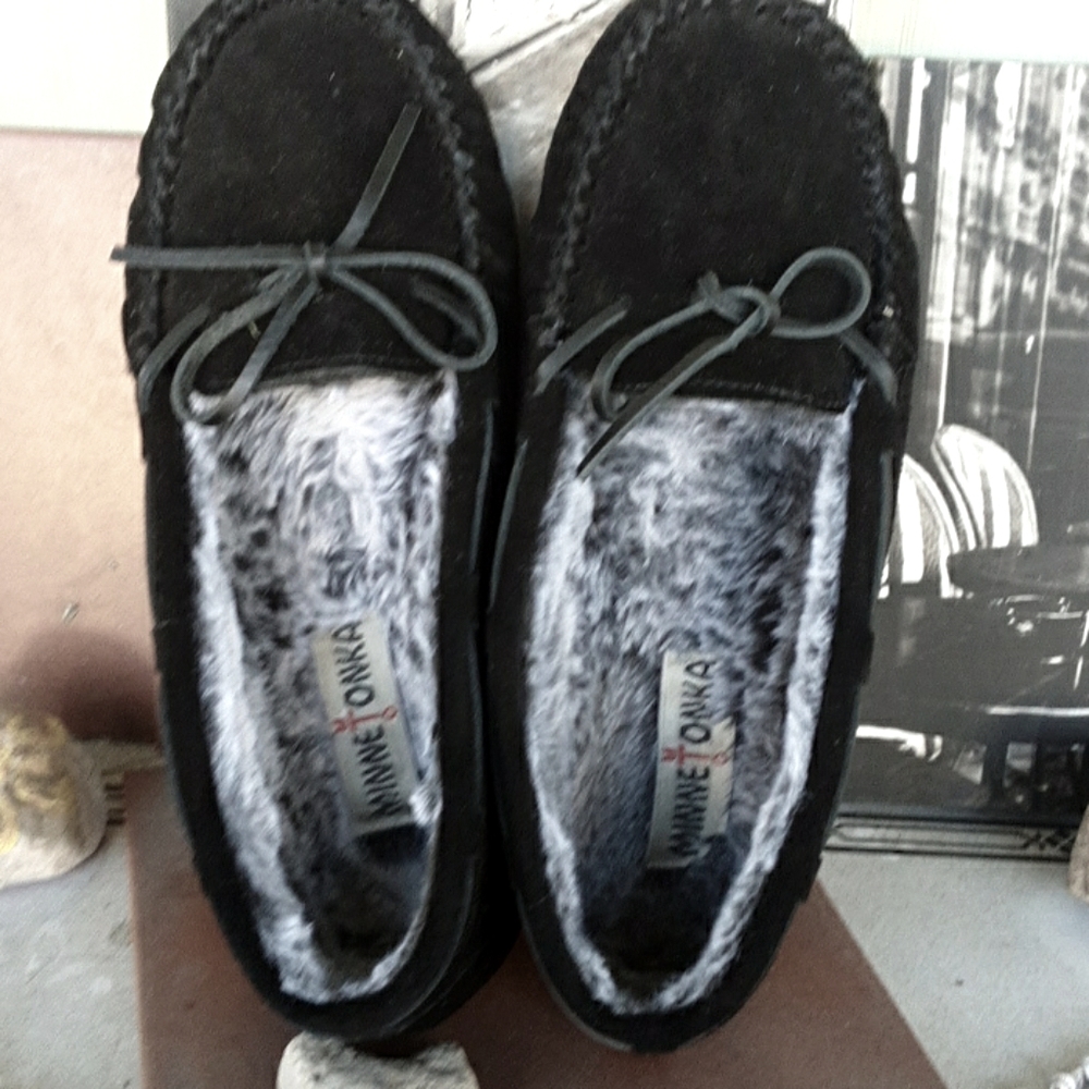 Minnetonka black slippers